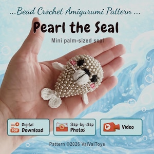 Pode incluir: Uma foca amigurumi feita à mão, chamada "Pearl", feita com crochê de contas. A foca tem um corpo cinza claro, barbatanas brancas e olhos pretos. A imagem inclui o texto "Bead Crochet Amigurumi Pattern" e "Digital Download".