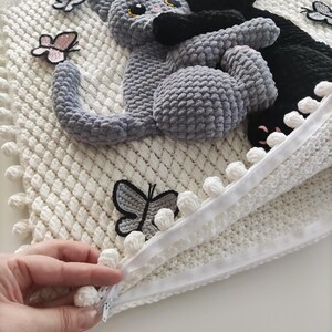 Pillowcase is with zipper