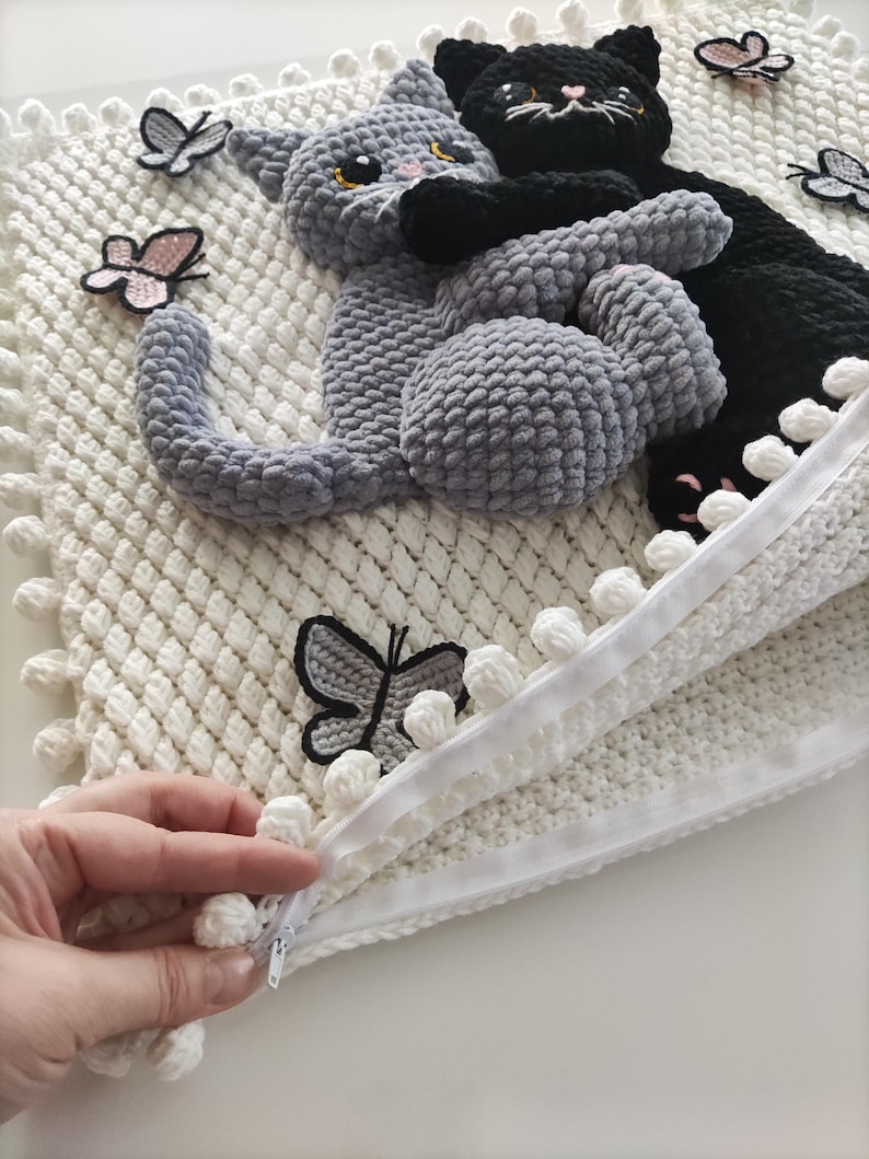 Pillowcase is with zipper