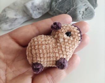 かぎ針編みのカピバラキーホルダー：手作りあみぐるみぬいぐるみ