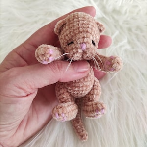 Schlafendes hellbraunes Plüsch-Kitty - weiches Tier-Plüschtier, niedliches schlafendes Haustier, handgemachte Amigurumi-Katze