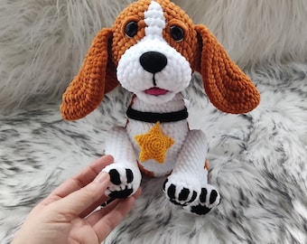 Cucciolo di peluche fatto a mano all'uncinetto: cane di peluche con collare a stella
