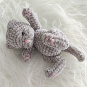 Schlafende Mini Plüsch Katze - Handgemachte Häkelkatze, weiches Amigurumi Kätzchen Spielzeug, niedliches Haustier Geschenk, entspannende Dekoration