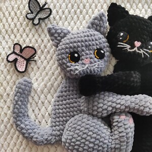 Cats are intricately crocheted, creating a playful and lifelike appearance