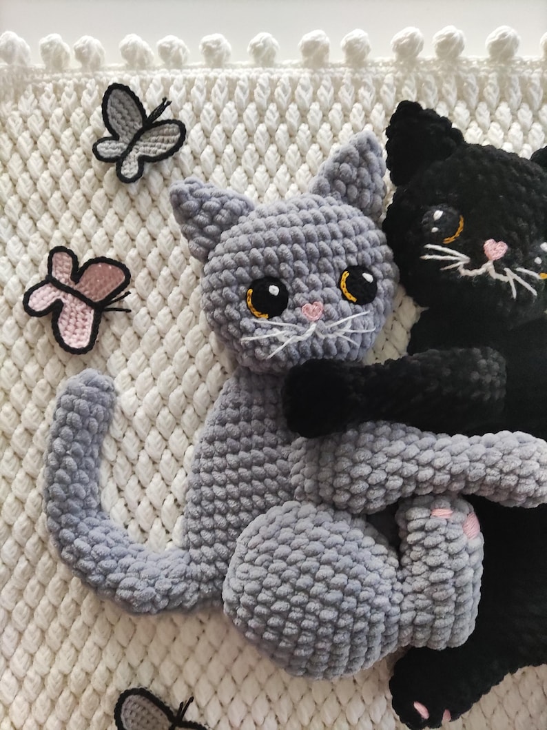 Cats are intricately crocheted, creating a playful and lifelike appearance