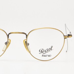 Puede incluir: Un juego de tres tazas de cerámica con un acabado mate moteado. Las tazas son de color crema, gris claro y gris oscuro. Cada taza tiene un diseño simple y minimalista, perfecto para café o té.