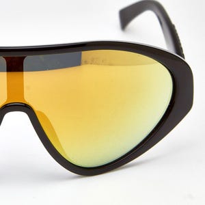 MOSCHINO Schwarz Streamlined Shield Übergroße Sonnenbrille | Gold Iridium Linsen, Rave Brille, Schild Maske Sonnenbrille