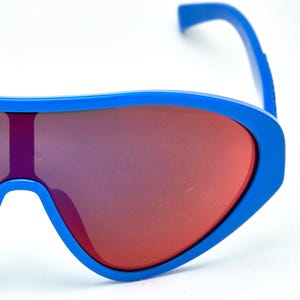 MOSCHINO Blau Streamlined Shield Übergroße Sonnenbrille | Iridium rote Gläser, Rave Brille, Schild Maske Sonnenbrille