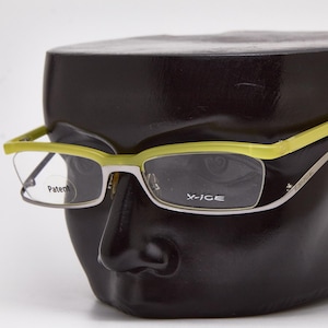 Okulary przeciwsłoneczne Y2l Green Slim Rectangle firmy X-ICE, wąskie okulary dla dziewcząt w eleganckim stylu z lat 2000.