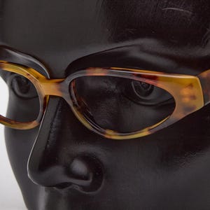 2000s vintage GUCCI GG2483 cat-eye eyeglasses,narrow glasses,eyeglasses,2000s glasses,Y2K eyeglasses tartuga frames,fancy shadow