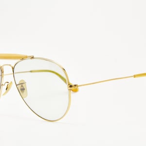 Puede incluir: Gafas de sol aviador con montura dorada, puente y patillas en marr&oacute;n claro. Las lentes son de color plateado degradado. Dise&ntilde;o cl&aacute;sico, adecuadas para diferentes estilos.
