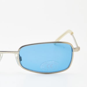 Puede incluir: Un letrero de madera rústica con el texto "Welcome to our home" en letras blancas. El letrero presenta un acabado envejecido y un diseño simple y acogedor, perfecto para la decoración de la entrada.