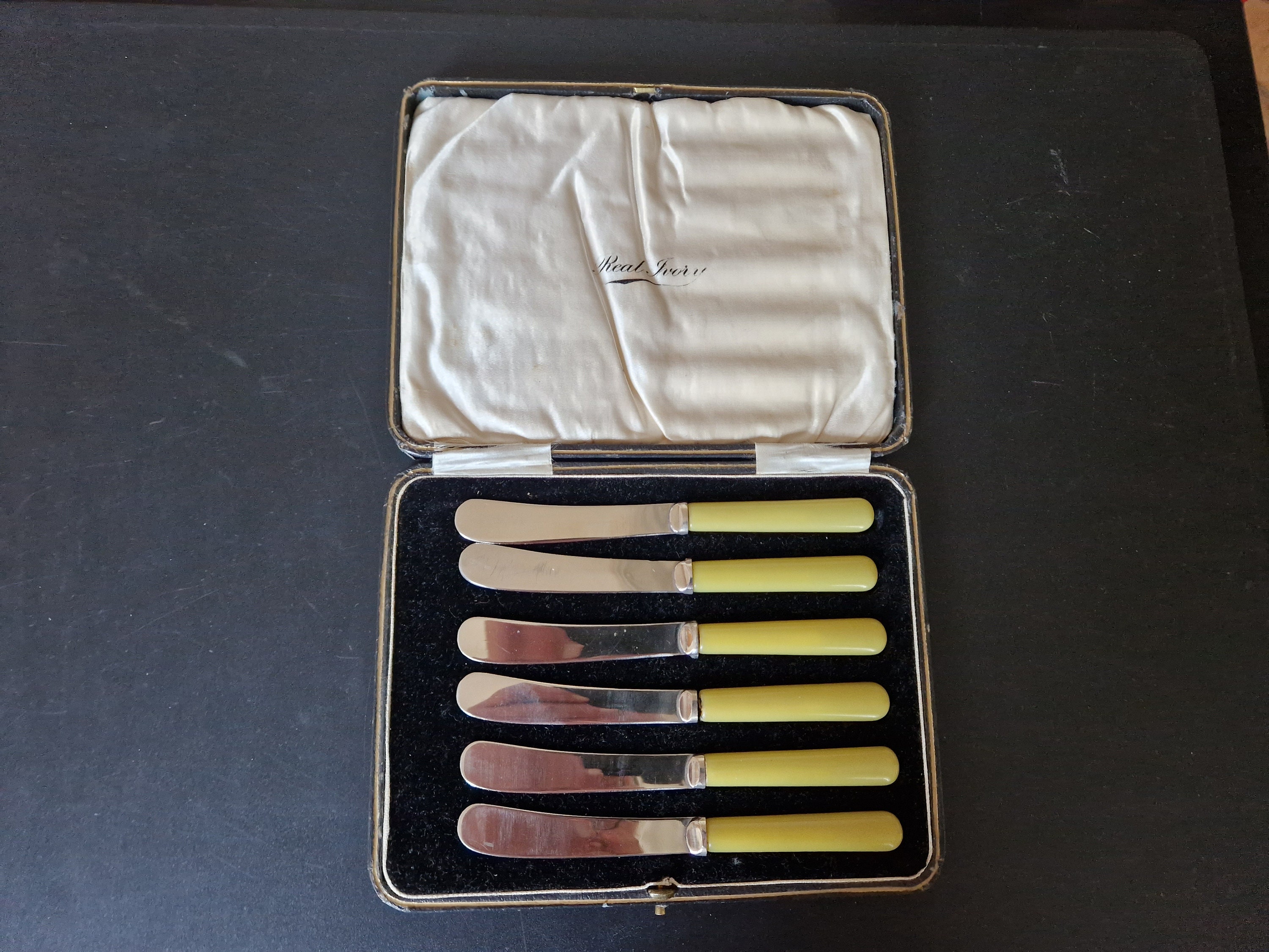 Vintage Boxed Set of Yellow Handled Tea/ Butter Knives X 6