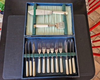 Vintage Boxed Set aus Faux Bone Griffed Fischbesteck & Fischhebern