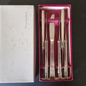 Vintage Boxed set of Community Plate Hampton Court Pattern Knives x 6 - 8 Inches