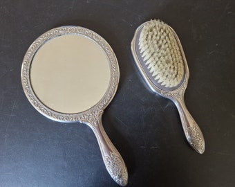 Ensemble miroir de coiffeuse vintage en métal blanc immaculé et brosse