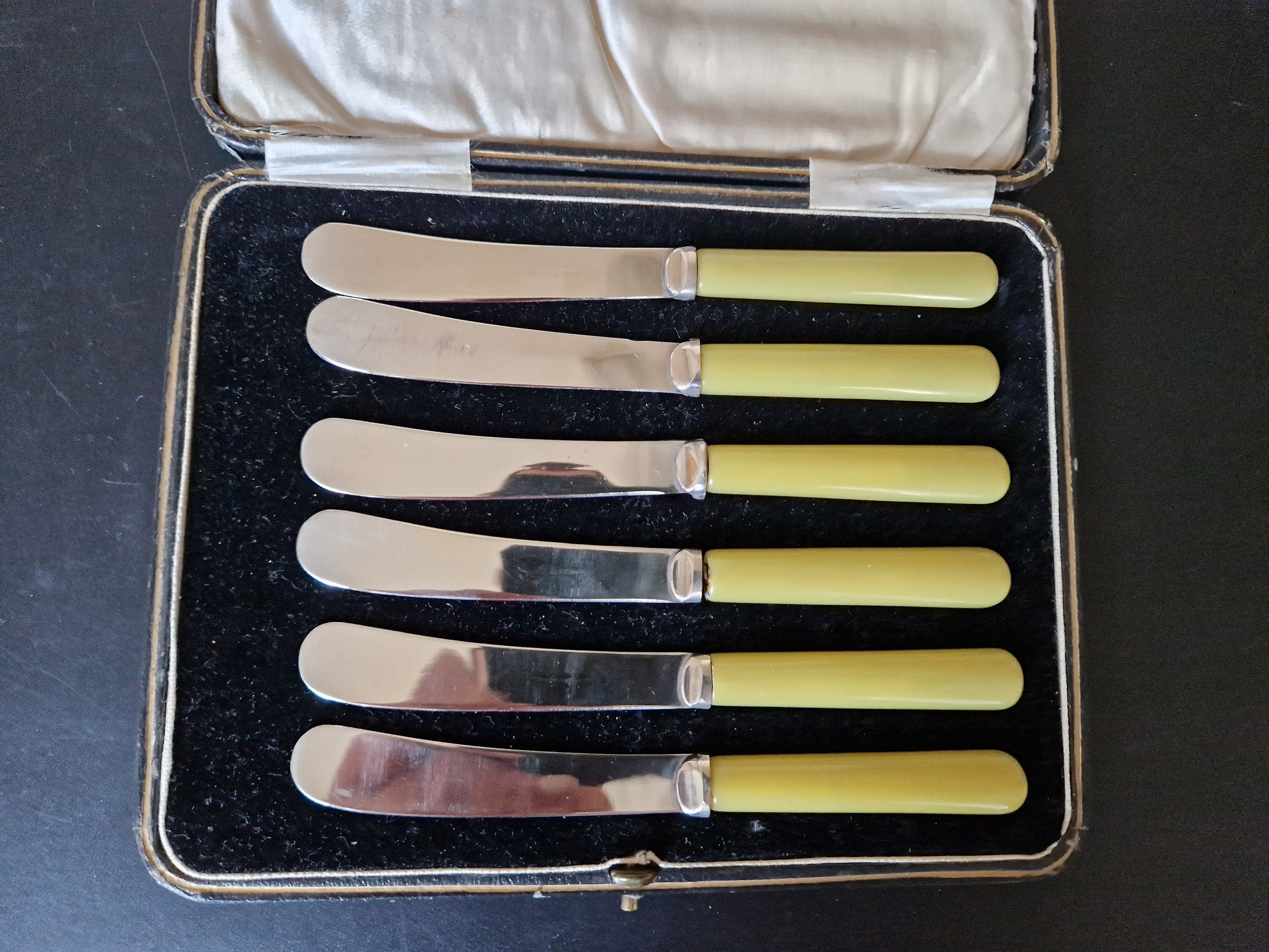 アンティークティーナイフ6本セット(box入り)ジェームスワーカー Vintage Boxed Set of Yellow Handled Tea/ Butter Knives X 6