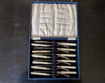 EPNS フェイクボーンハンドル付き魚用カトラリーと魚用サーバー
