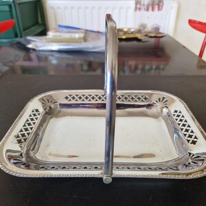 Cesta de servir rectangular de plata de estilo vintage con asa.