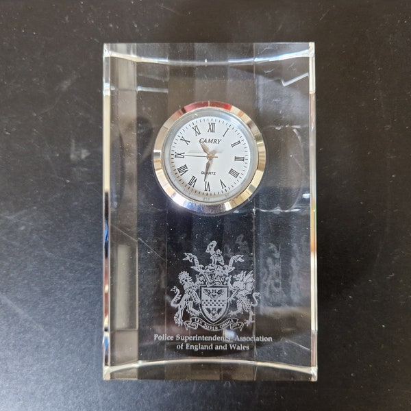 Horloge en verre gravé en boîte