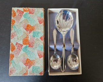 Vintage Boxed set of Scallop Style Fruit/ Dessert Spoons x 6 and Serving Spoon