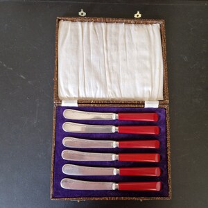 Vintage Boxed set of Red Handled EPNS Tea/ Butter Knives x 6
