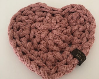 Crocheted heart-shaped coasters, as a placemat or for table decoration, also perfect for Mother's Day