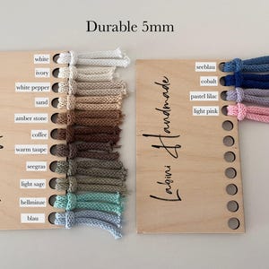 Puede incluir: Dos tablas de muestras de madera etiquetadas como Labini Handmade y Durable 5mm, con una variedad de muestras de cord&oacute;n de 5mm. La tabla izquierda muestra los colores white, ivory, white pepper, sand, amber stone, coffee, warm taupe, seegras, light sage, hellminze y blau.