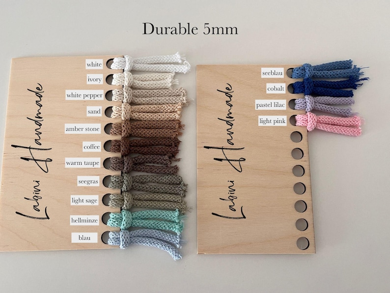 Puede incluir: Dos tablas de muestras de madera etiquetadas como Labini Handmade y Durable 5mm, con una variedad de muestras de cord&oacute;n de 5mm. La tabla izquierda muestra los colores white, ivory, white pepper, sand, amber stone, coffee, warm taupe, seegras, light sage, hellminze y blau.
