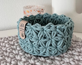 Gehäkeltes Körbchen im Blumenmuster (Jasminmuster) aus 3mm Bobbiny Garn mit stabilem Holzboden