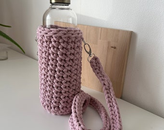 Crocheted bottle cover to hang around your neck for a 750ml drinking bottle with removable strap