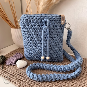 Gehäkelte Umhängetasche klein | handgemacht |  recycelte Baumwolle | minimalistische Tasche mit Kordel & Herzkarabiner | 18x22 cm