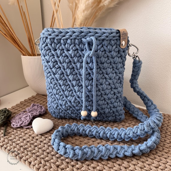 Gehäkelte Umhängetasche klein | handgemacht |  recycelte Baumwolle | minimalistische Tasche mit Kordel & Herzkarabiner | 18x22 cm