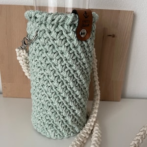 Crocheted bottle cover to hang around your neck for a 750ml drinking bottle, removable strap bottle bag image 1