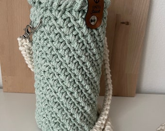 Crocheted bottle cover to hang around your neck for a 750ml drinking bottle, removable strap bottle bag