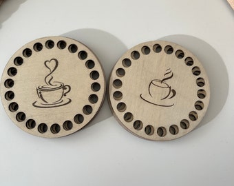 Wooden base for crocheting with engraving for round baskets