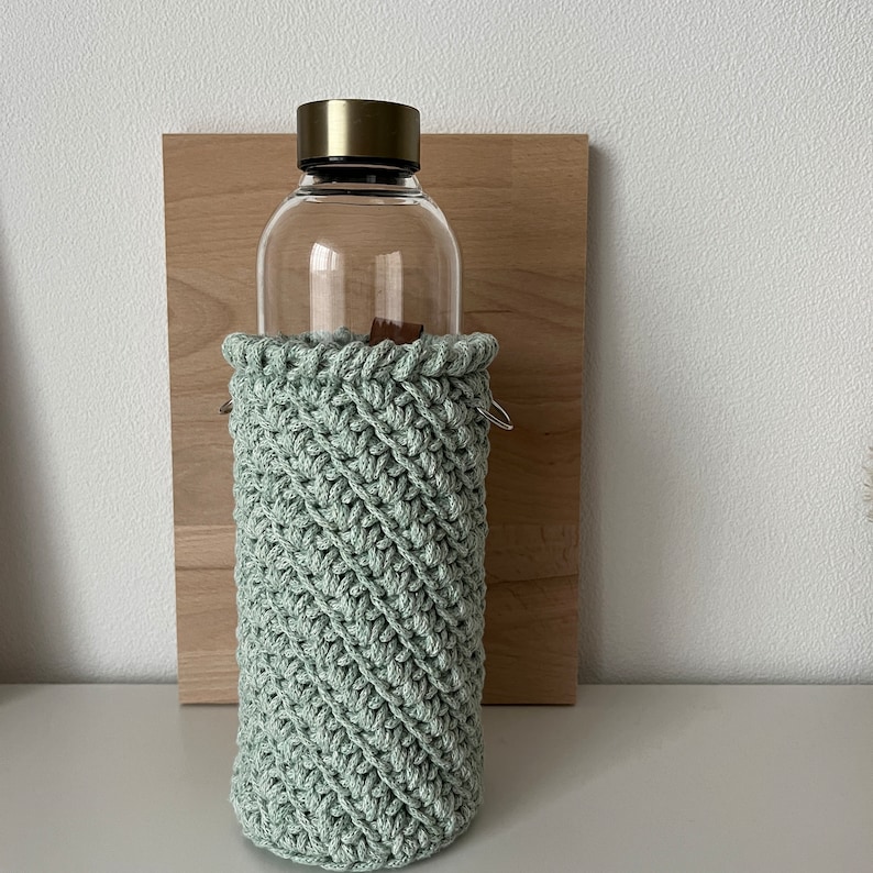 Crocheted bottle cover to hang around your neck for a 750ml drinking bottle, removable strap bottle bag image 3
