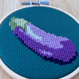 Aubergine / Aubergine / kruissteek / grappig / cadeau / decoratie / handgemaakt / borduurwerk