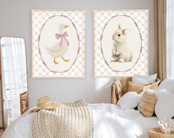 Conjunto de arte de pared para guardería con un lindo conejito y un ganso tonto / Decoración de habitación de niña estilo granja / Estampado de animales de granja / Ilustración floral rosa de conejo vintage