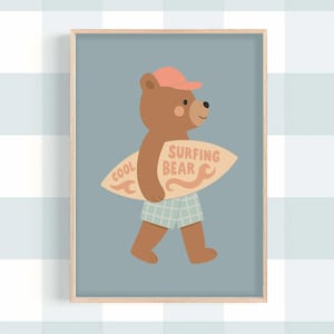 Puede incluir: Ilustración enmarcada de un oso pardo con gorra rosa y pantalones cortos de cuadros azules, llevando una tabla de surf. La tabla de surf tiene las palabras "Surfing Bear" y "Cool" impresas. El fondo es de color azul claro.