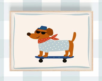 Puede incluir: Una impresión enmarcada con un perro salchicha de dibujos animados que lleva gafas de sol, un sombrero azul y un pañuelo rojo de lunares. El perro está sobre una patineta azul y lleva una camisa azul claro con lunares blancos. La obra tiene un fondo beige claro.
