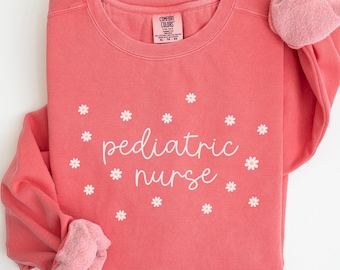 Enfermera pediátrica Comfort Colors® sudadera PEDS Enfermera Crewneck Margaritas Cursiva Pediatría Enfermera RN Grad Suéter Enfermería Sudadera Escuela