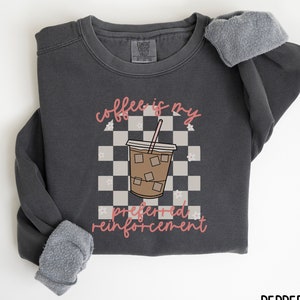 Comfort Colors BCBA ABA Behavior Therapie Sweatshirt Therapie Special Ed Lehrer Geschenk Crewneck Autismus Kaffee Verstärkung Humor Schreibschrift Retro