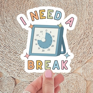 Könnte beinhalten: Ein Aufkleber in Pastellfarben mit dem Text "I NEED A BREAK". Das Design zeigt eine blaue Stoppuhr. Der Aufkleber befindet sich auf einem gewebten Hintergrund.