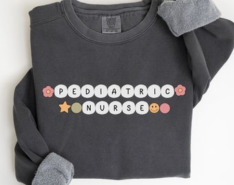 Enfermera pediátrica Comfort Colors® sudadera PEDS Enfermera Crewneck Abalorios Bejeweled Pediatría Enfermera RN Grad Suéter Enfermería Sudadera Escuela