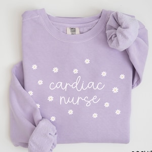 Cardiac Nurse Sweatshirt und Hoodie Kardiologie Krankenschwester Sweatshirt Card Crewneck, Krankenschwester RN Grad Sweater Still Sweatshirt Nurse Dainty Cursive