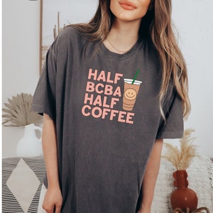 ABA Coffee Humor, ABA Therapist Shirt, Angewandte Verhaltensanalyse, ABA Wertschätzung Half Coffee Half Comfort Colors®