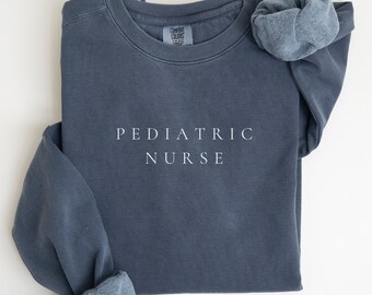 Enfermera pediátrica Comfort Colors® sudadera PEDS Enfermera Crewneck Minimal Simple Pediatría Enfermera RN Grad Suéter Enfermería Sudadera Escuela