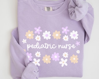 Enfermera pediátrica Comfort Colors® sudadera PEDS Enfermera Crewneck Margaritas Cursiva Pediatría Enfermera RN Grad Suéter Enfermería Sudadera Escuela