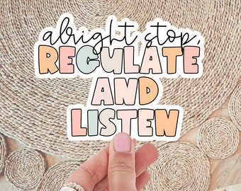 Puede incluir: Una pegatina con el texto "Alright stop, regulate and listen" en una fuente colorida y dibujada a mano. La pegatina está sobre un fondo tejido.